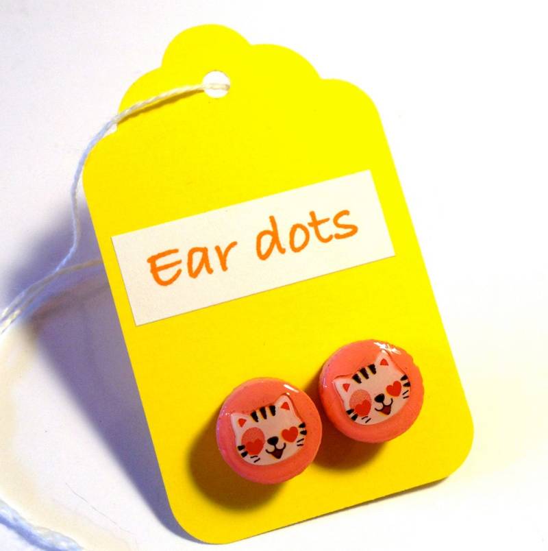 Katze Gesicht Ohrstecker, Ohrpunkte, Ohrringe, Bemalte Kleine Holz Punkte von DotsAttack