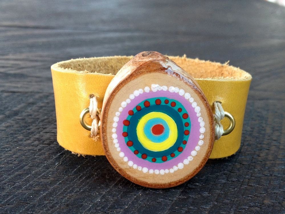 Leder Manschette Armband Mit Bemalten Holz Scheibe, Uhr Wie von DotsAttack