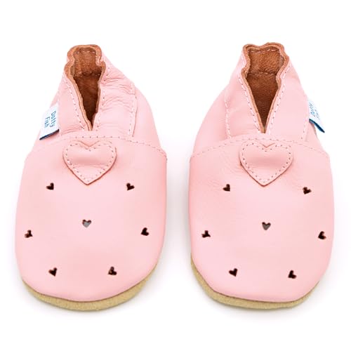 Dotty Fish Krabbelschuhe aus Leder – rutschfeste, weiche Sohle, Barfußgefühl, Lauflernschuhe & Babyschuhe für Mädchen. Rosa Schuhe mit ausgestanzten Herzen. 0-6 Monate (17 EU) von Dotty Fish