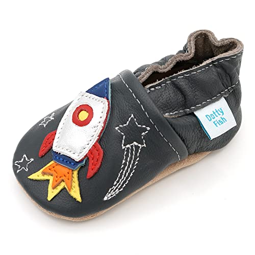 Dotty Fish Krabbelschuhe aus Leder – rutschfeste, weiche Sohle, Barfußgefühl, Lauflernschuhe & Babyschuhe für Jungen, Dunkelgrau mit Weltraumrakete, 0-6 Monate (17 EU) von Dotty Fish