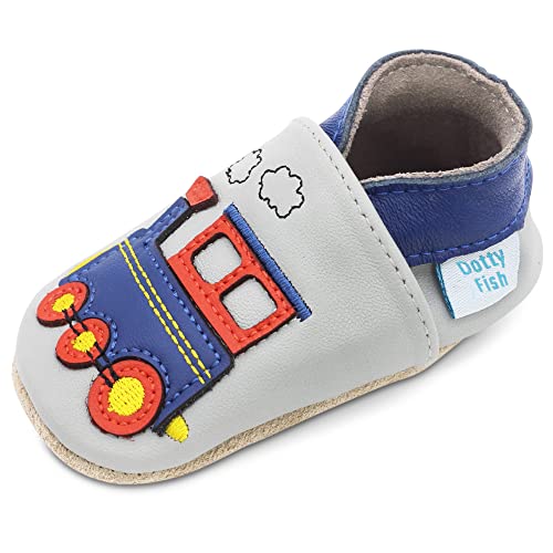 Dotty Fish Weiche Baby Kinder Lederschuhe mit weichen Wildledersohlen. Krabbelschuhe. Jungen. Hellgrauer und Blauer Zug. 0-6 Monate (17 EU) von Dotty Fish