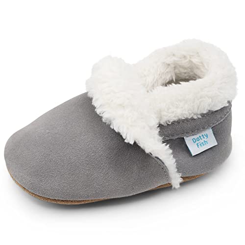 Dotty Fish Baby & Kleinkind Pantoffeln aus Wildleder – Rutschfest & Warm mit Fleecefutter – Barfußgefühl – Grau. 12-18 Monate (21 EU) von Dotty Fish