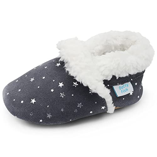 Dotty Fish Hausschuhe für Babys und Kleinkinder. Pantoffeln. Kinderschuhe. Krabbelschuh aus Wilderleder. Plüsch Warmes Fleecefutter. Silberne Sterne. 0-6 Monate (17 EU) Jungen. Mädchen von Dotty Fish