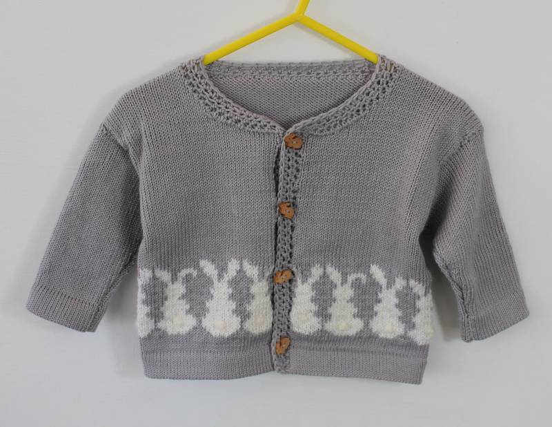 Niedliche Hasen Strickjacke Für Ein 3-6 Monatiges Baby. Geschenkidee, Weiße Hasen, Duschgeschenk von DottyBirdKidsClothes