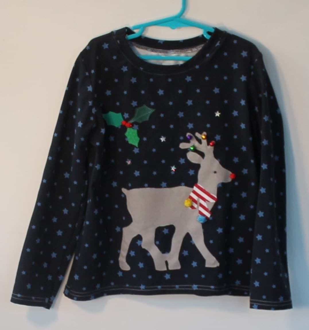 Rudolph Mit Sternen Weihnachts-T-Shirt Für Kinder Von 6 Bis 7 Jahren. Geschenkidee, Rentier, Pompoms Und Glöckchen. Unisex-Artikel. Weihnachtskleid von DottyBirdKidsClothes