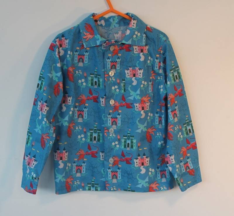 Zauberhaftes Shirt Für Einen 7-8-Jährigen Und 4-5-Jährigen Aus Stoff Namens "Dragons' Von Lewis Irene. Geschenkidee, Party, Hochzeit, Verkleiden von DottyBirdKidsClothes