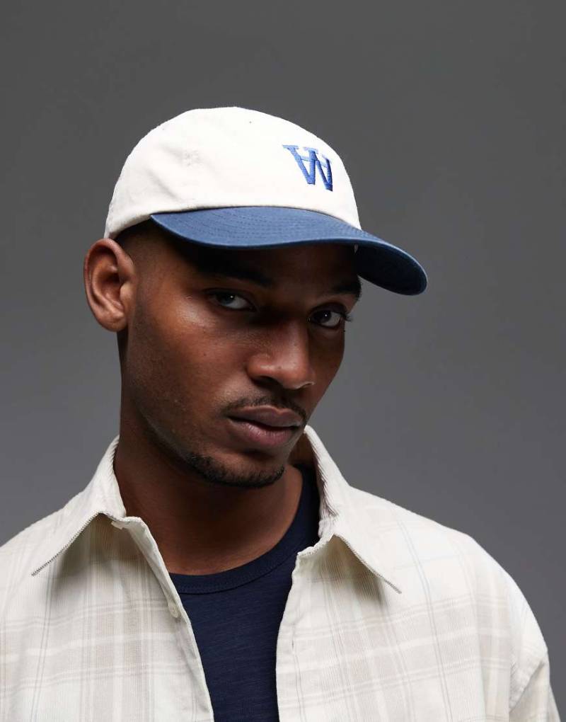 Double A By Wood Wood - Kappe in Weiß mit AA-Logo und Schirm in Kontrastfarbe von Double A by Wood Wood