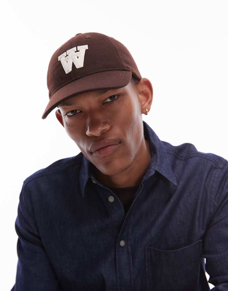 Double A by Wood Wood - Kappe in Schokobraun mit Filzlogo-Aufnäher von Double A by Wood Wood