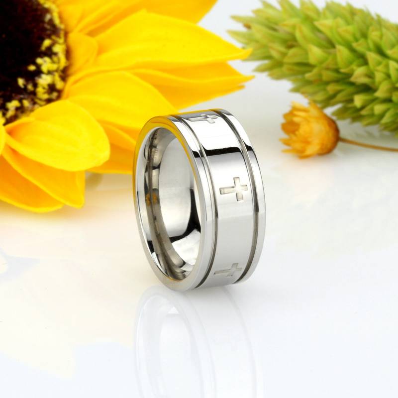 Benutzerdefinierte Gravur Männer Frauen Mode 8 Mm Comfort Fit Edelstahl Ring Hochzeit Band Kreuz Ring(Dctrss138 von DoubleAccentJewelry