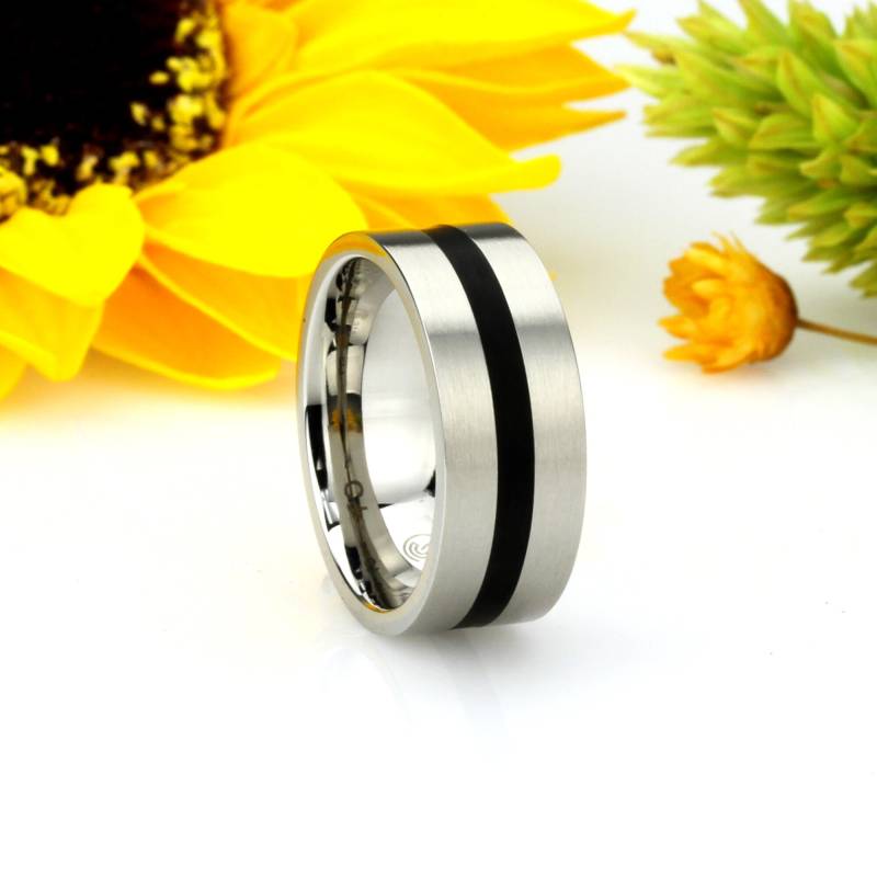 Personalisierter Edelstahlring Mit Gravur Schwarz Gestreiftes Comfort Fit Band von DoubleAccentJewelry