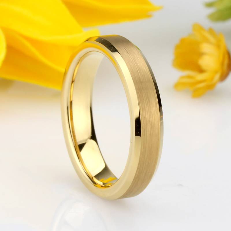 Gebürsteter Gold Wolfram Ring 4 Mm Glänzende Abgeschrägte Kante, Comfort Fit, Individuell Gravierter Ehering von DoubleAccentJewelry