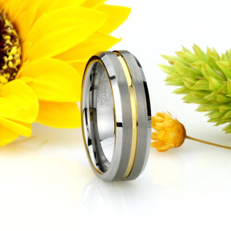 Gerillter Gold Wolframring, 7 Mm Flacher Stil, Abgeschrägte Kante, Individuell Gravierter Ehering von DoubleAccentJewelry