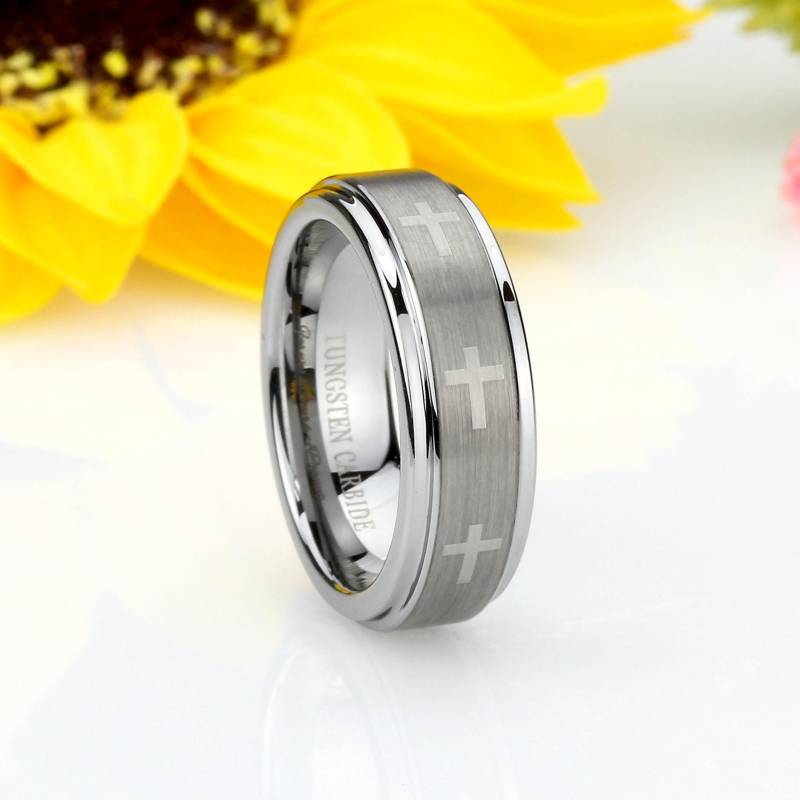 Wolfram Ring Mit Gravur Kreuz 7 Mm Gebürstet, Comfort Fit, Benutzerdefinierter Ehering von DoubleAccentJewelry
