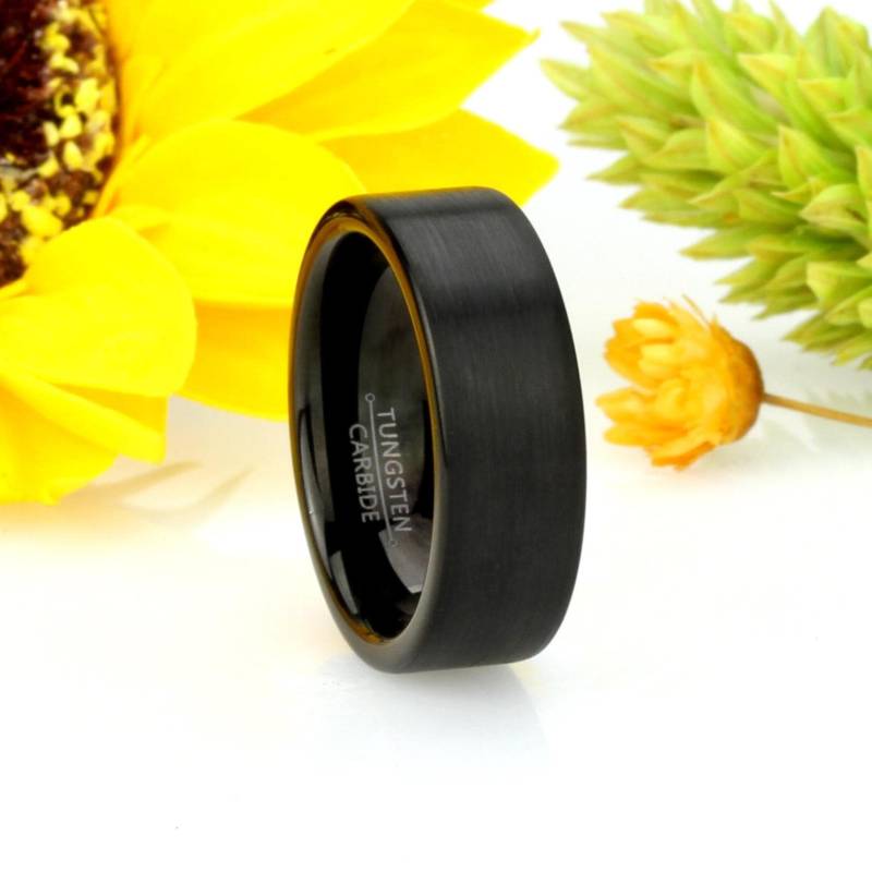 Gebürsteter Schwarzer Wolframring, 7-mm-Rohrschliff Flach, Comfort Fit, Individuell Gravierter Ehering von DoubleAccentJewelry