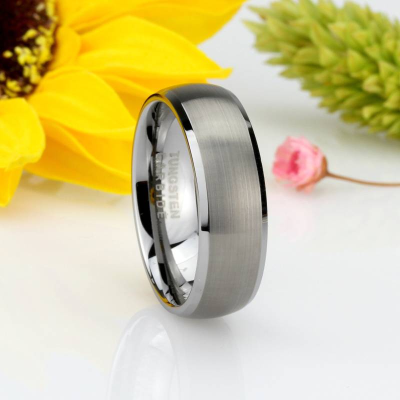 Männer Frauen Wolfram Ehering 8 Mm Abgeschrägte Kanten Gebürstet Gewölbter Wolframring, Individuell Gravierte Personalisierte Ring | Ct442Rtn von DoubleAccentJewelry