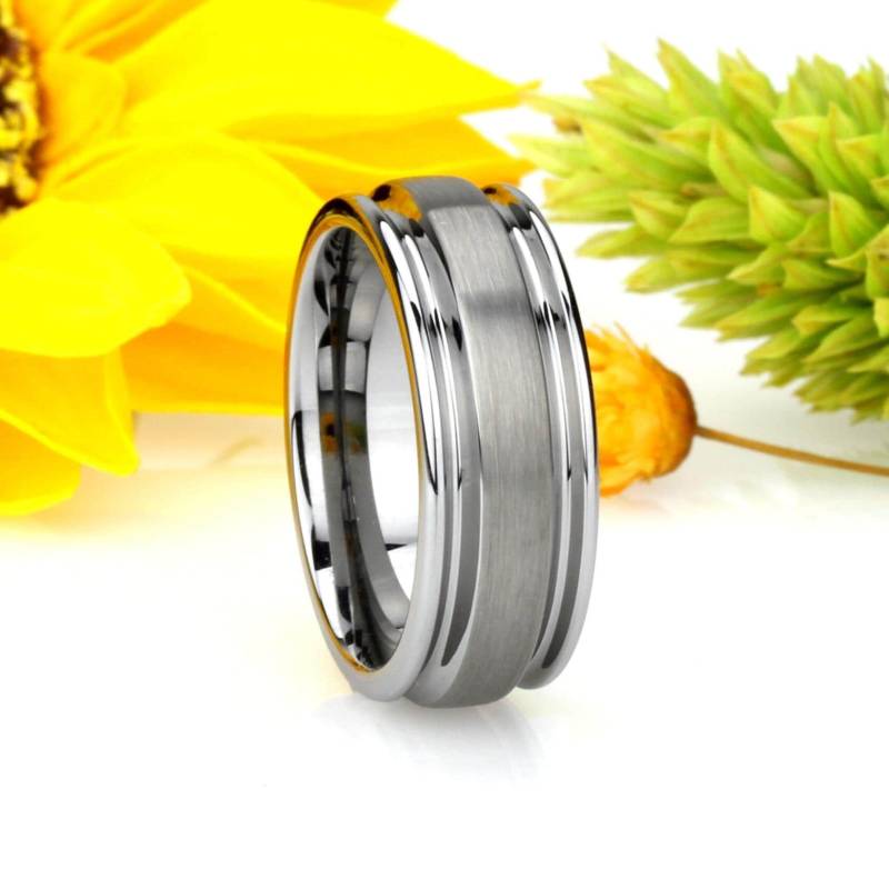 Flacher Gebürsteter Wolframring 8 Mm Hochglanzpolierte, Gebürstete Kante, Individuell Graviert, Hochzeitsring von DoubleAccentJewelry
