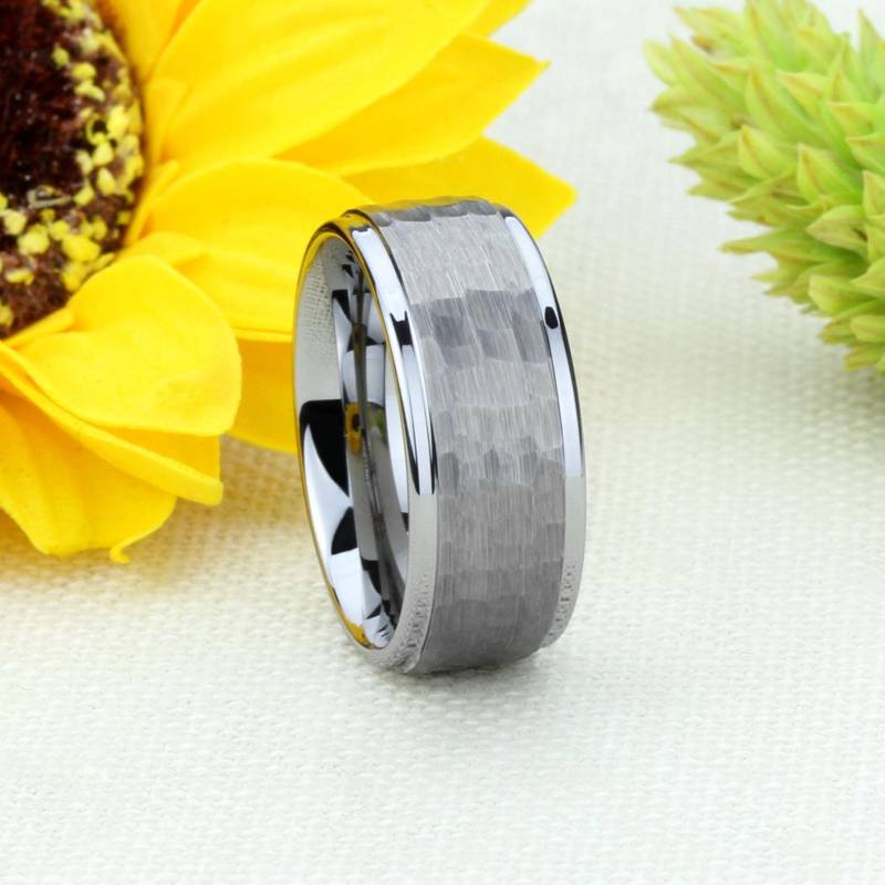 Gehämmerter Wolframring 9 Mm Abgesetzte Kante, Comfort Fit, Individuell Gravierter Ehering von DoubleAccentJewelry