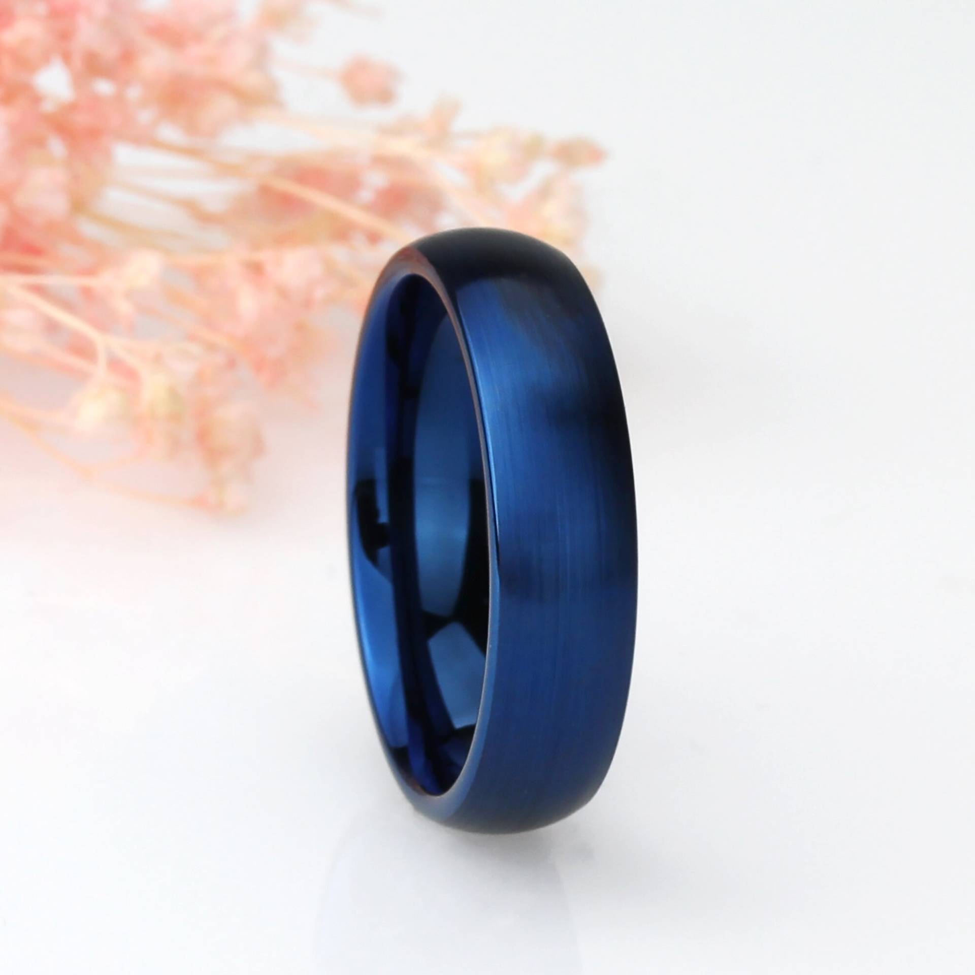 Männer Frauen Wolfram Ring, 6mm Blauer Gewölbter Blau Überzogener Gebürsteter Individuell Gravierter Personalisierter Ring von DoubleAccentJewelry