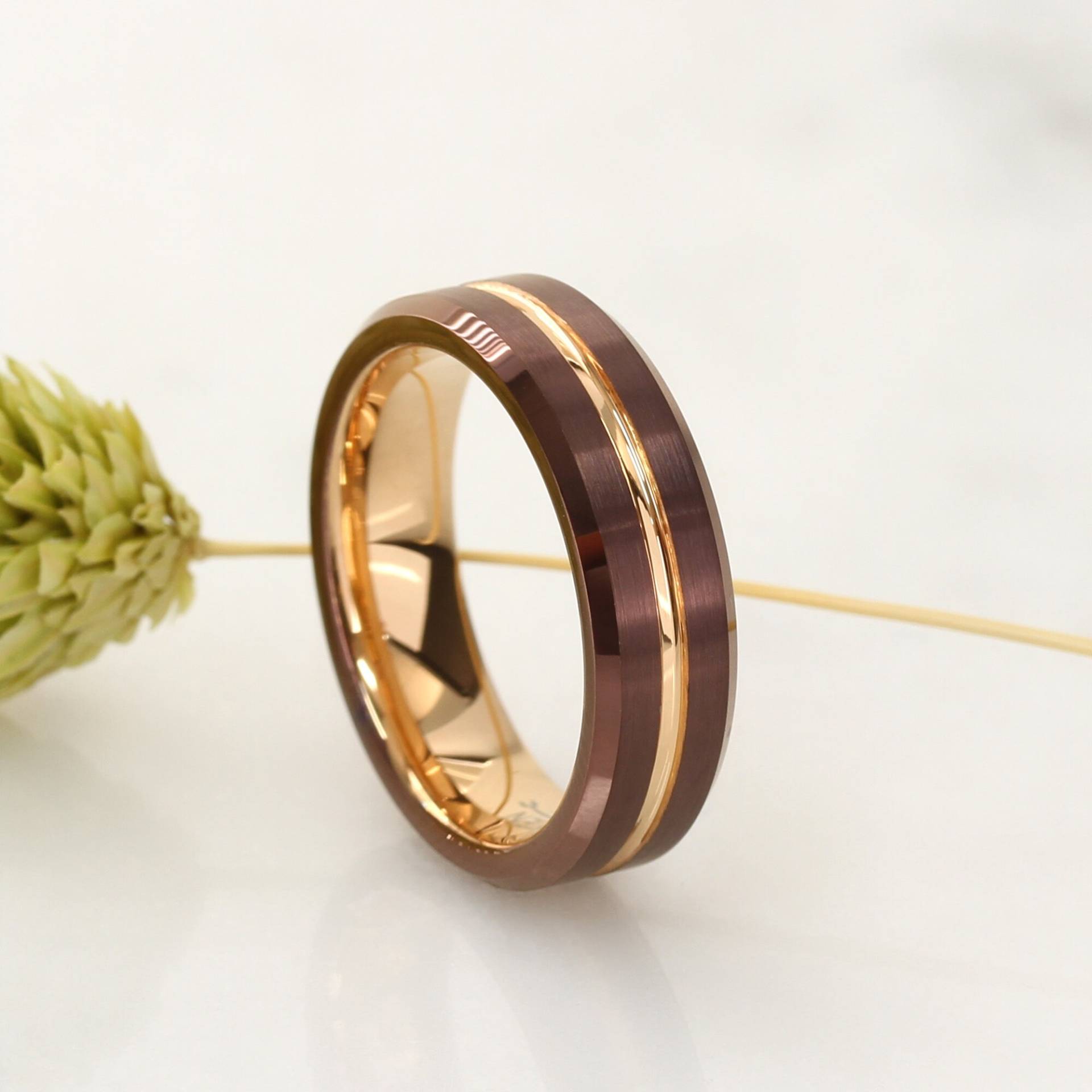 Männer Frauen Wolfram Ring, 6mm Rose Gold Ip Abgeschrägte Kante Gebürstet Braun Gerillter Individuell Gravierter Personalisierter Ring von DoubleAccentJewelry