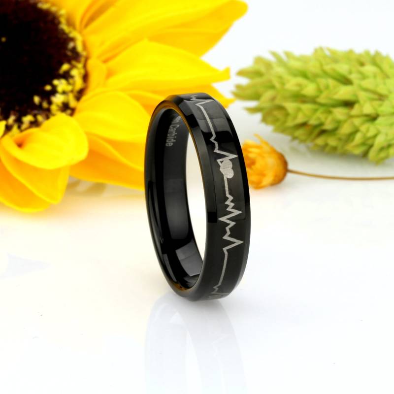 Wolfram Ehering 6 Mm Forever Love Herzschlag Gravierter Schwarzer Wolframring, Individuell Personalisierter Ring | Dybtd-149-6 von DoubleAccentJewelry