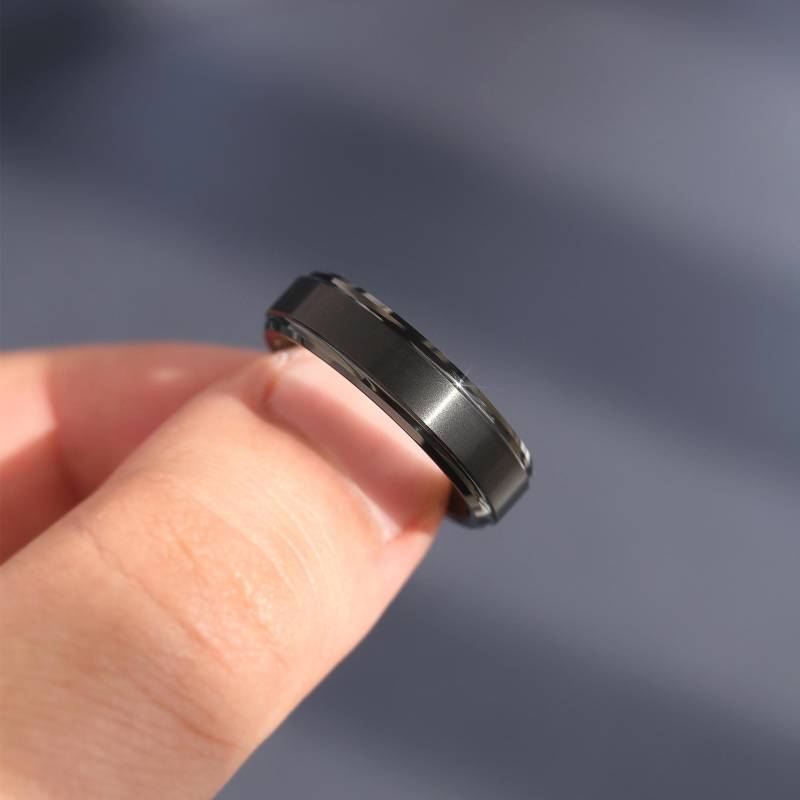 Gebürsteter Schwarzer Wolframring 6 Mm , Abgestufte Kante, Individuelle Gravur, Ehering von DoubleAccentJewelry