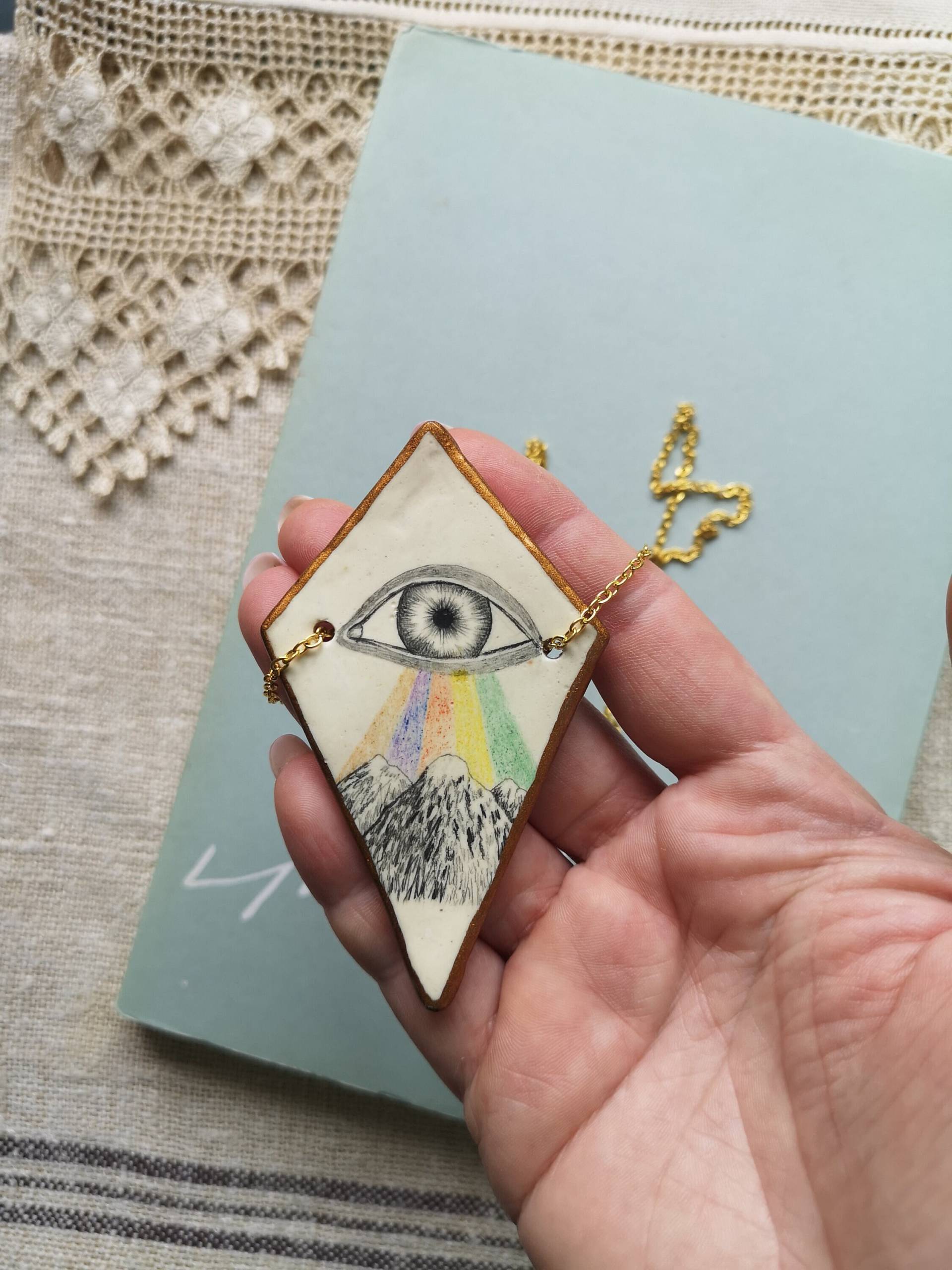 Auge Anhänger, Ton Schmuck, Bleistift Zeichnung, Berge, Surreal, Energie, Weisheit, Wissen, Geschenk Für Sie, Golden, Landschaft von DoubleFoxStudio