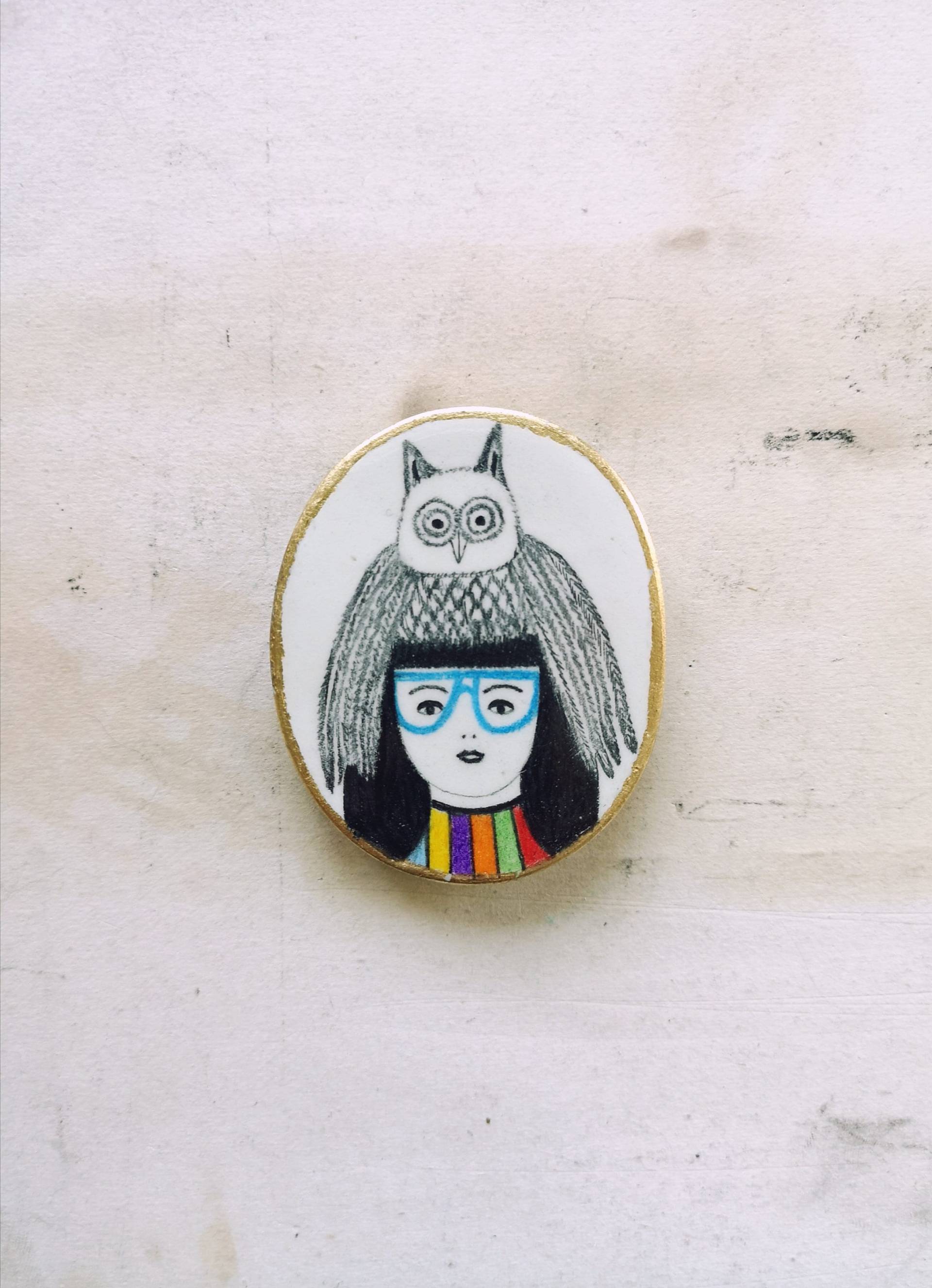 Eule Pin, Spirit Animal, Ton Schmuck, Bleistift Zeichnung, Illustration, Brosche, Mädchen Mit Gläsern, Wald, Blau, Oval, Golden, Schmuck von DoubleFoxStudio