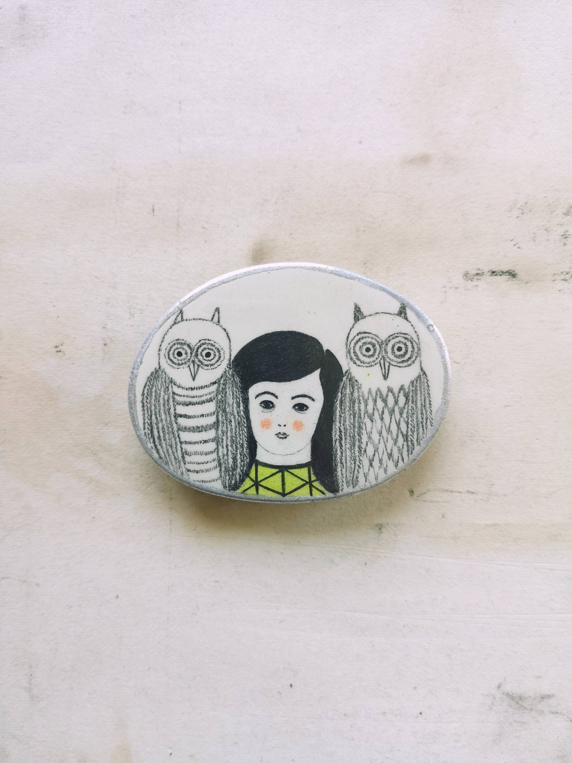 Eulen Brosche, Lufttrockener Ton Pin, Bleistiftzeichnung, Tierschmuck, Portrait, Vogel, Silber, Oval, Weiß, Illustration, Wald, Weiß, Schmuck von DoubleFoxStudio