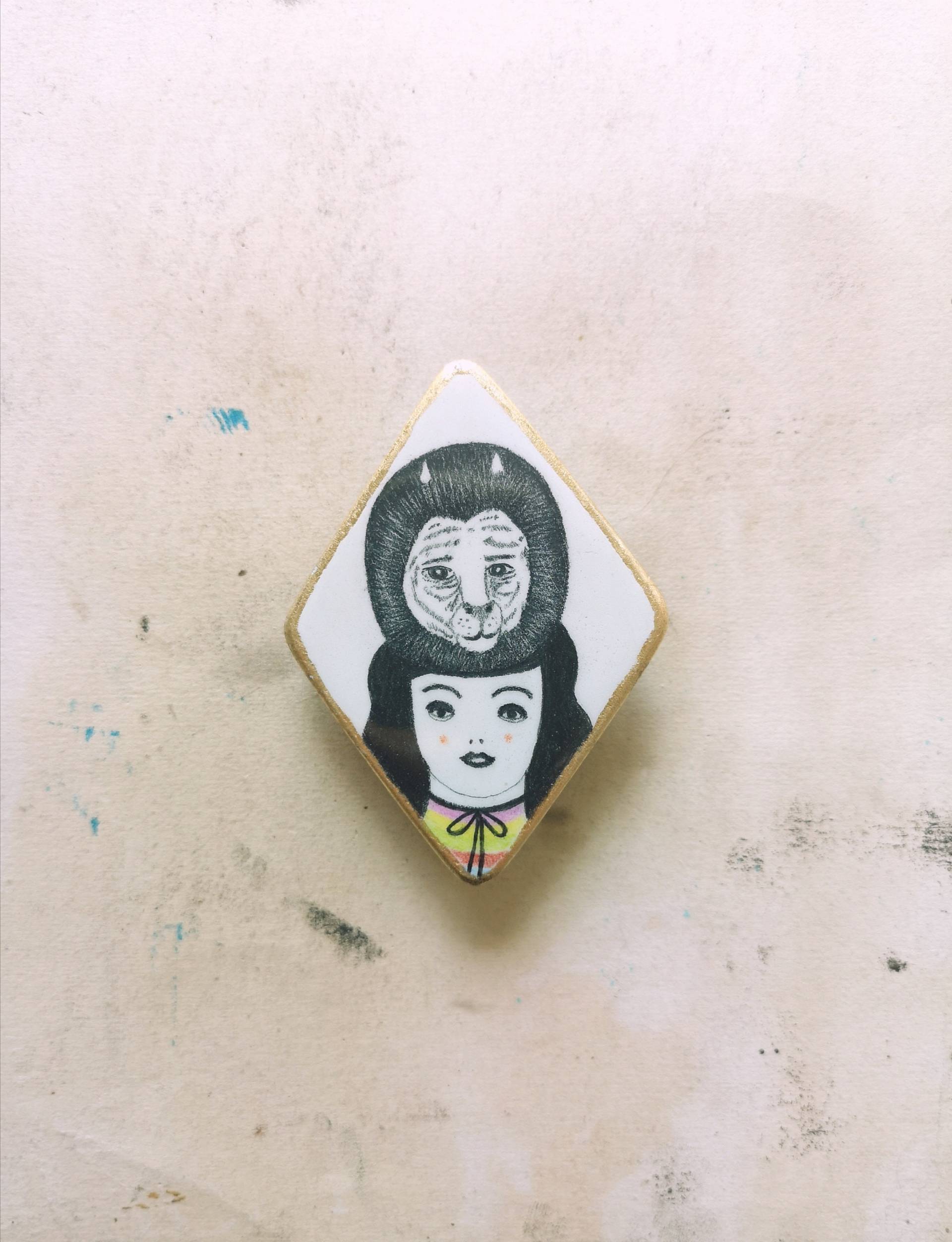 Löwen Pin, Wildtier, Illustration, Bleistiftzeichnung, Tonschmuck, Raute, Golden, Geometrie, Spirit Tier, Geschenke Für Sie, Dschungel, Oval von DoubleFoxStudio