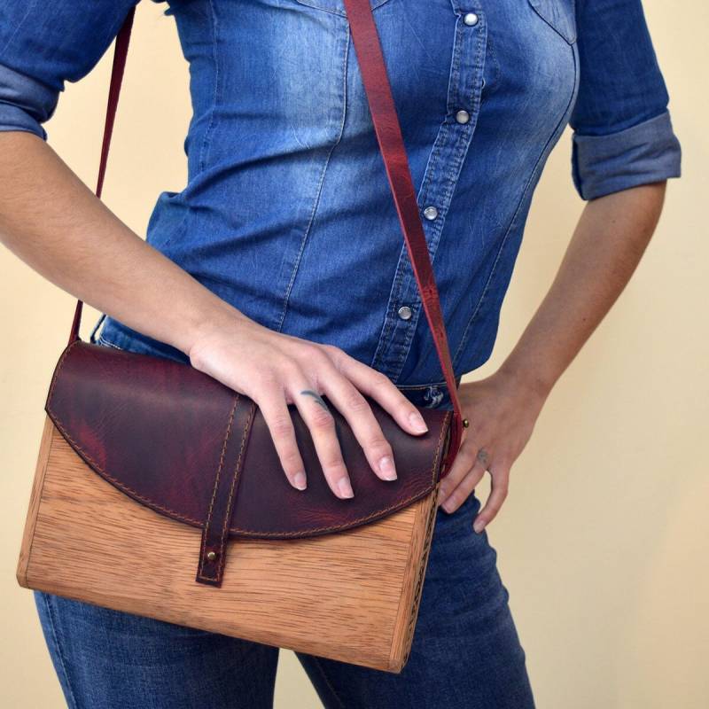 Handgefertigte Holz Handtasche || Dunkelrotes & Braunes Leder Zedernholz 100% Echtes Handgefertigt in Crete-Griechenland von DoubleOwoodcrafts
