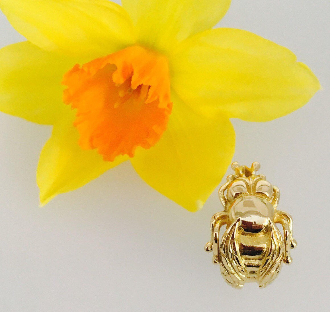 18 Karat Gold Cornish Bee Ring, Schwergewicht Unisex Ringe, Honig Schmuck, Besonderes Geschenk von DougHughesJewellery