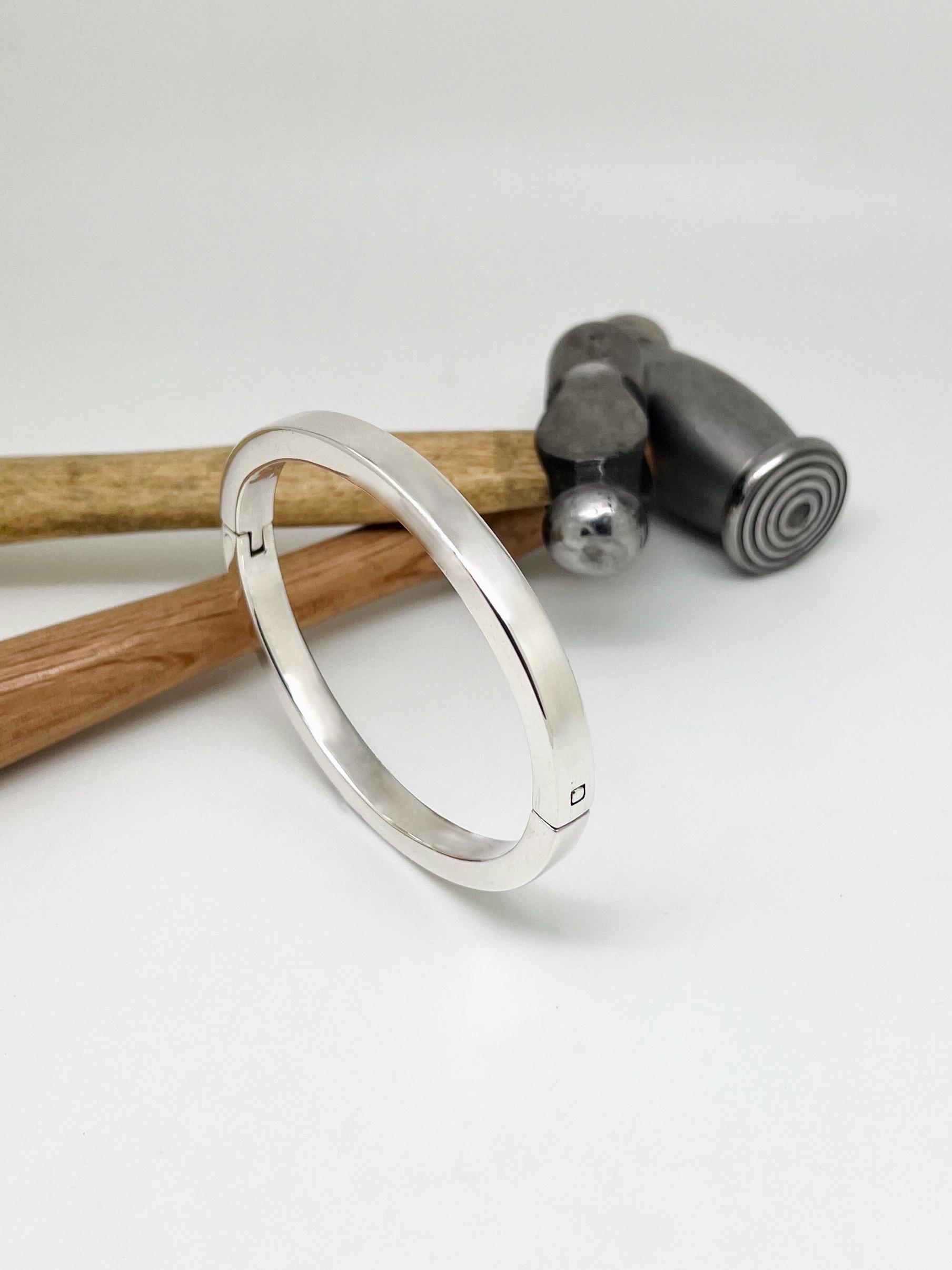 Armreif - Massives Silber Mit Scharnieren von DougHughesJewellery