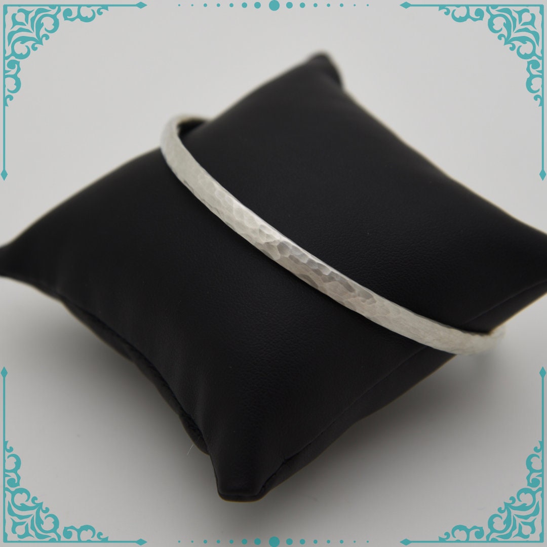 Gehämmerter Und Satinierter Massiv Silber Armreif von DougHughesJewellery