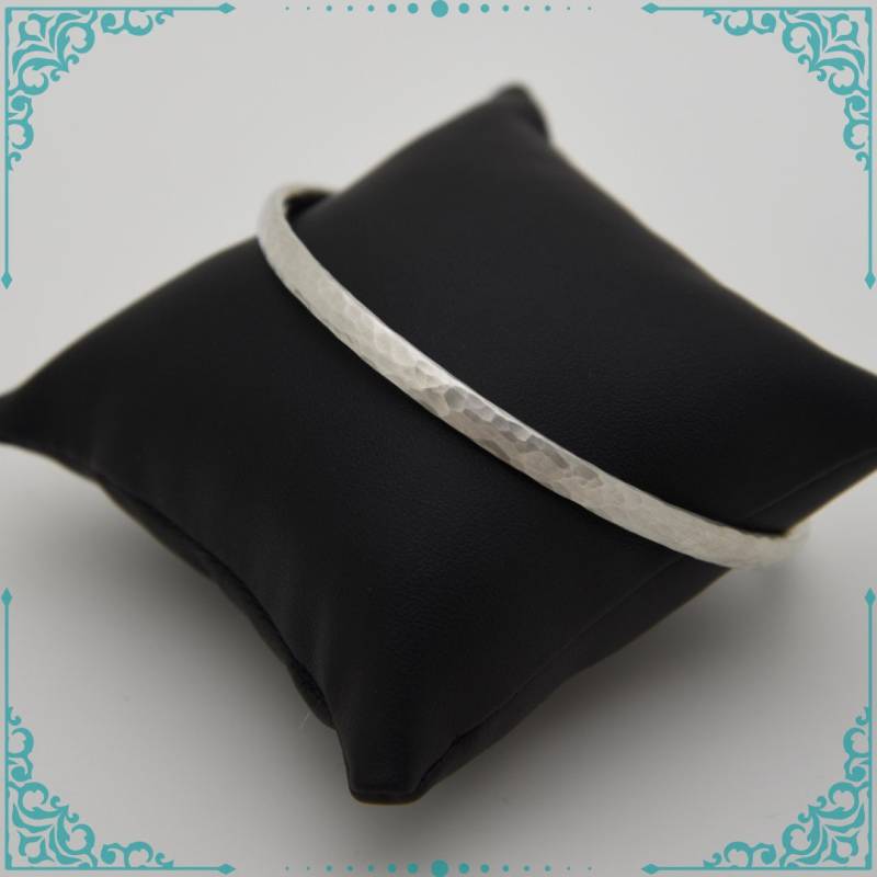 Gehämmerter Und Satinierter Massiv Silber Armreif von DougHughesJewellery