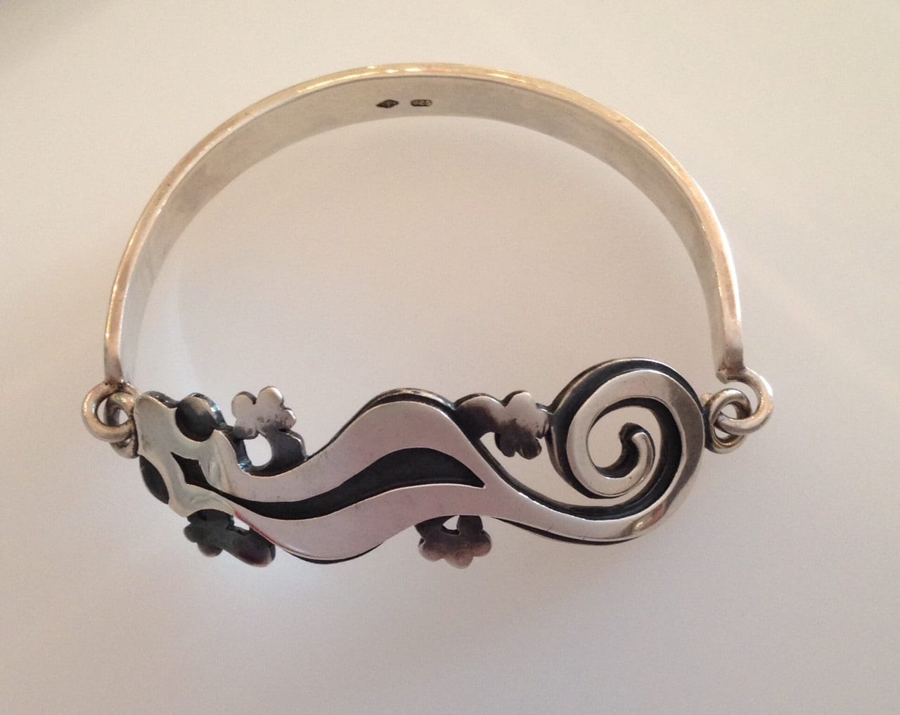 Oxidierter Silber Gecko Armreif, Eidechsen Armband, Tier Schmuck, Geschenk Für Reptilien Liebhaber von DougHughesJewellery