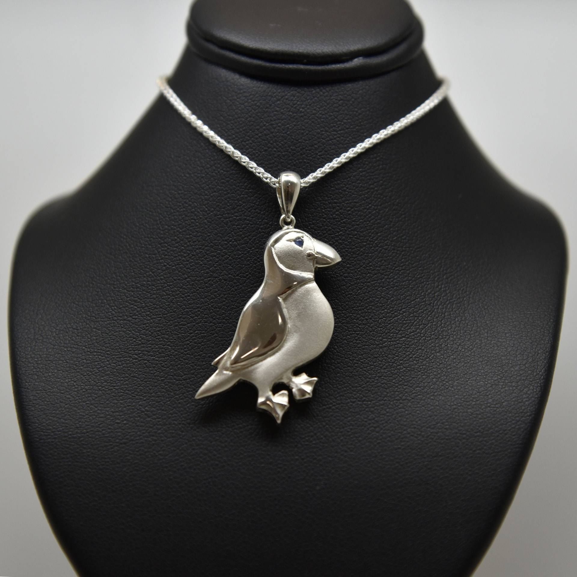 Silber Papageitaucher Anhänger Mit Saphir Auge | Kostenlose Kette Inklusive - Handgemachter Douglas Entwurf von DougHughesJewellery