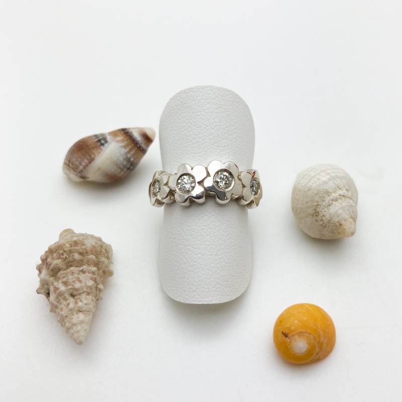Silberblumenring Mit Einem Halben Karat Diamanten - Handgefertigter Douglas Entwurf von DougHughesJewellery