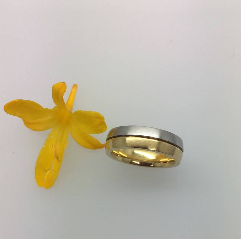 Zweifarbiger Trauring Aus Platin Und Gold - Handgefertigt in Cornwall Von Douglas Robustes von DougHughesJewellery