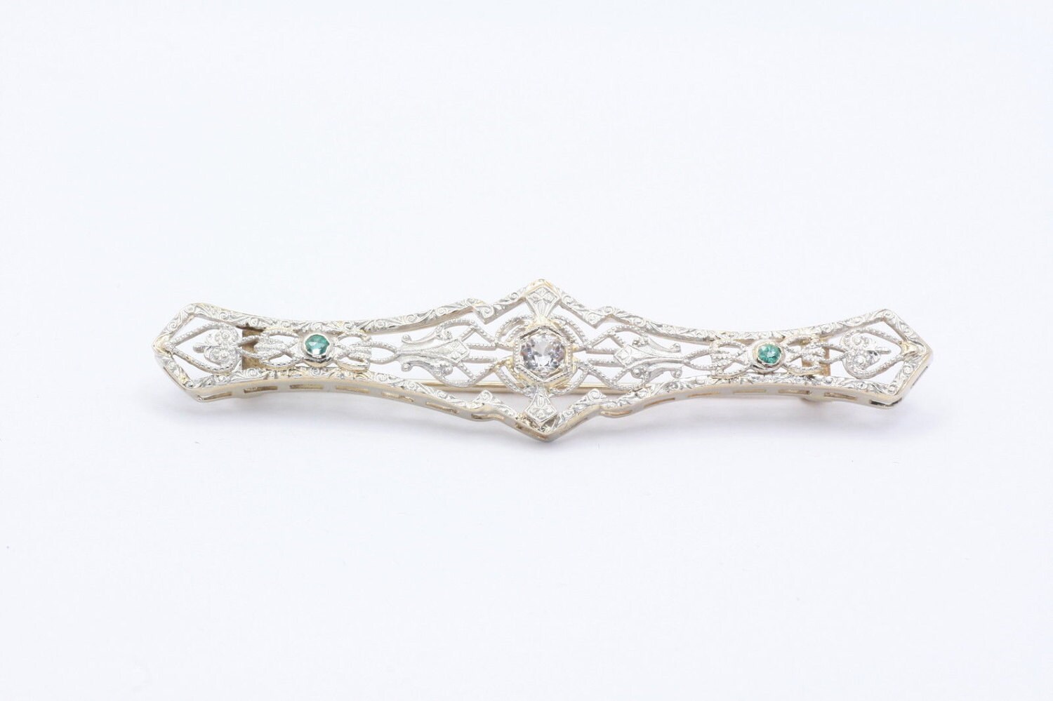 Art Deco Smaragd & Weißer Topas Pin Brosche 14K Weißgold Art Deco Smaragd & Weißer Topas Pin Brosche 14K Weißgold von DouglasJewelers
