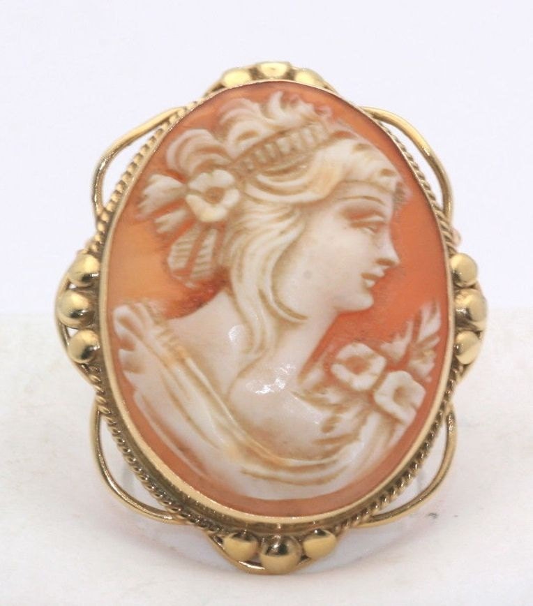 Vintage Cameo Pin Brosche Anhänger Halskette 14K Gold Verzierten Rahmen Vintage Cameo Pin Brosche Anhänger Halskette 14K Gold Verzierten Rahmen von DouglasJewelers