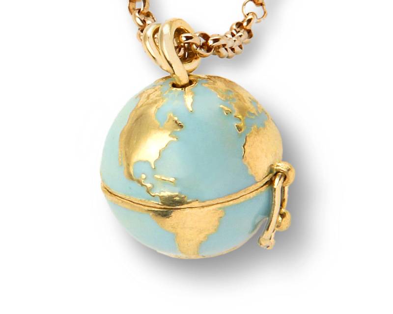 Die Welt Als Medaillon. Eine Weltkugel Aus Gold Und Emaille. Ein Medaillon Mit Einem Leuchtend Blauen Emaille Ozean, Der Sich Um Die 18Kt Legt Die Welt Als Medaillon. Eine Weltkugel Aus Gold Und Emaille. Ein Medaillon Mit Einem Leuchtend Blauen Emaille Ozean, Der Sich Um Die 18Kt Legt von DouglasRandallDesign