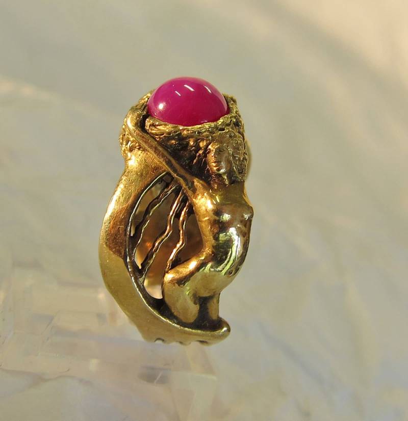 Ein 18Kt Dawn Ring Mit Der Sonne Die Hinter Dem Mond Den Tag Bringt, Einem Sternsaphir Als Nordstern Ein 18Kt Dawn Ring Mit Der Sonne Die Hinter Dem Mond Den Tag Bringt, Einem Sternsaphir Als Nordstern von DouglasRandallDesign