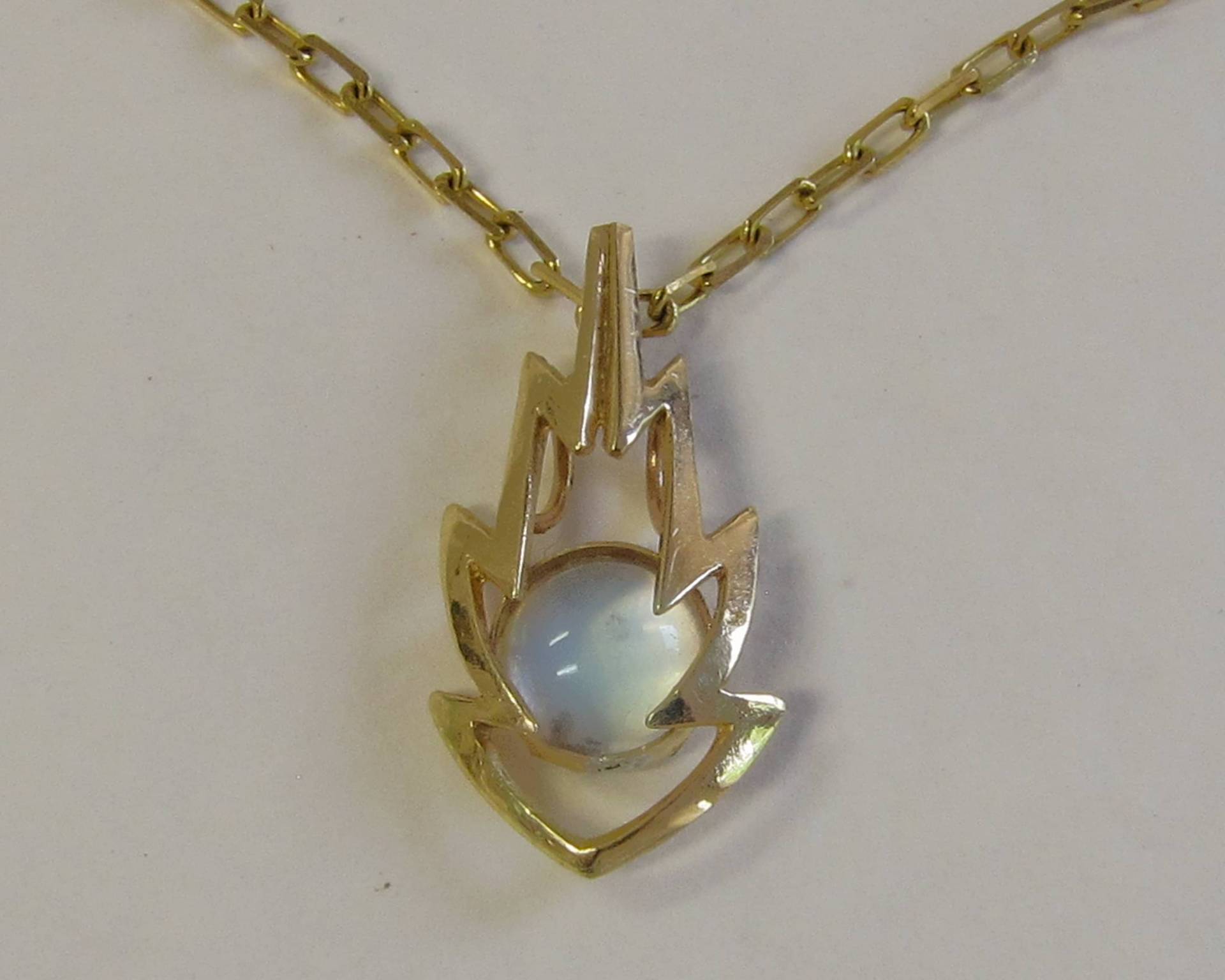 Zeus' Nacht | Ein Korb Voller Blitze, Der Einen Wunderschönen Mondstein Hält von DouglasRandallDesign