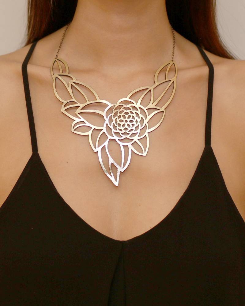 Camellia Gold Statement Halskette - Laser Cut Leder Elegante Braut Blumen Modeschmuck von DouryAccessories