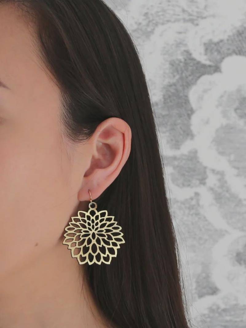 Gold Kamelie Ohrringe - Modeschmuck Brautschmuck Laser Cut Leder Statement Schmuck Trachtenschmuck von DouryAccessories