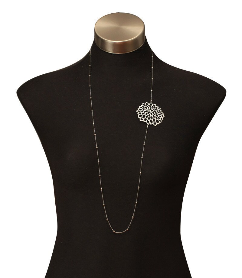 Lange Kette Halskette - Single Daisy-Chain Zarte Laser-Geschnittene Leder Silberschmuck Modeschmuck Blume Anhänger-Bridal Lange Kette Halskette - Single Daisy-Chain Zarte Laser-Geschnittene Leder Silberschmuck Modeschmuck Blume Anhänger-Bridal von DouryAccessories