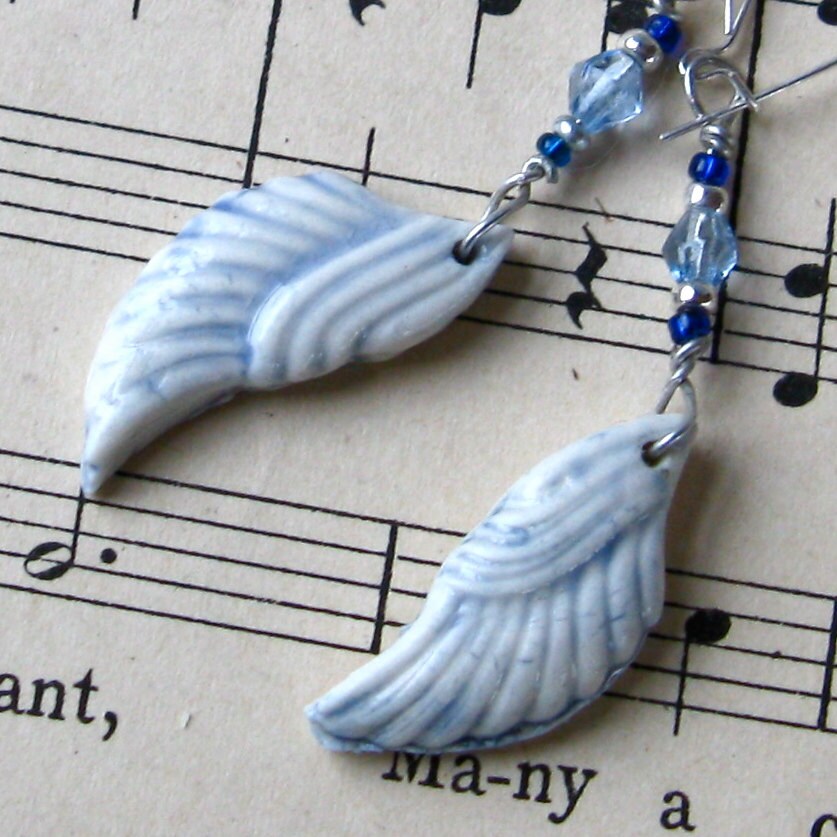 Tropfen-Ohrringe Mit Angel Wings & Kristalle - Handgemachte Porzellan Tropfen-Ohrringe Mit Angel Wings & Kristalle - Handgemachte Porzellan von DovecoteCeramics