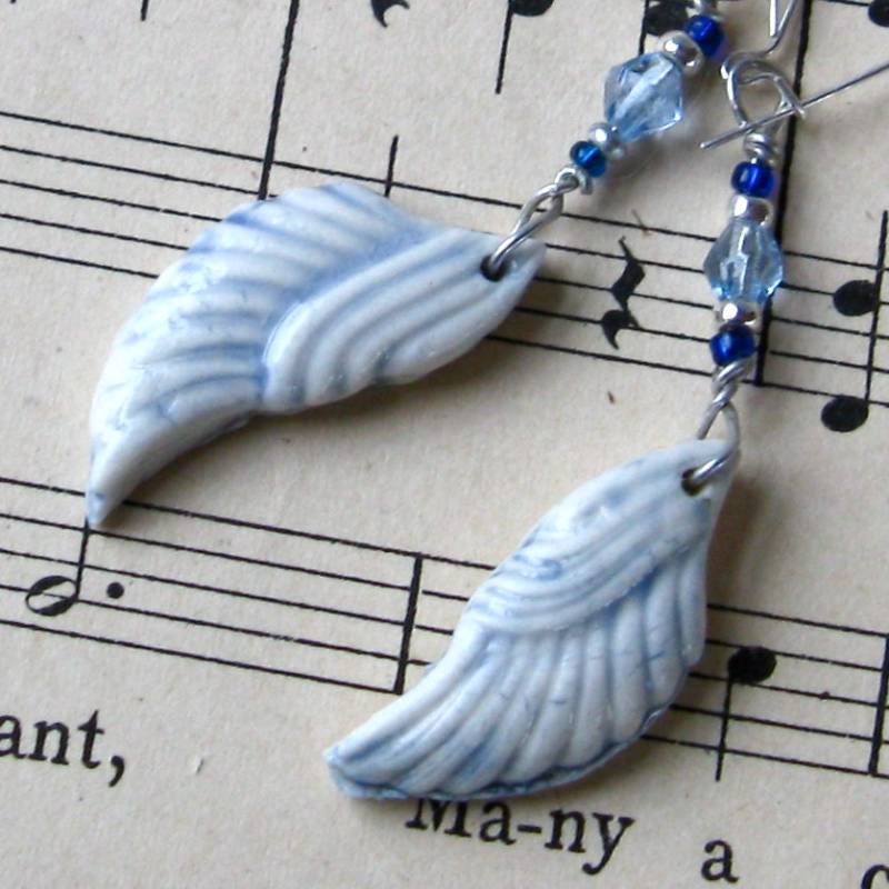 Tropfen-Ohrringe Mit Angel Wings & Kristalle - Handgemachte Porzellan Tropfen-Ohrringe Mit Angel Wings & Kristalle - Handgemachte Porzellan von DovecoteCeramics