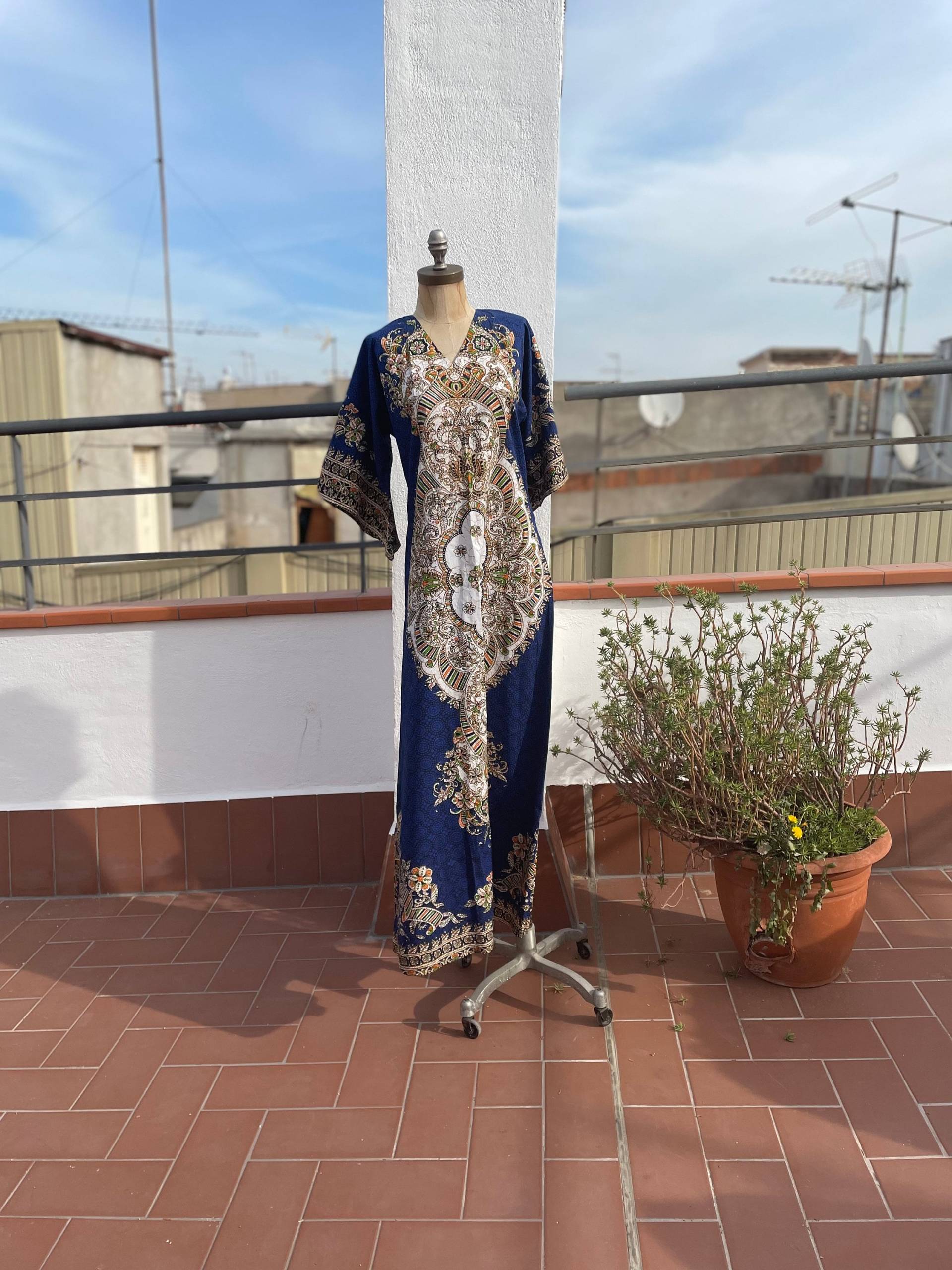 Vintage Thai Baumwolle Batik Print Kleid, Royal Blau Engel Ärmel Sanduhr Fit Maxi Kleid Made in Thailand, 1970Er Jahre Hippie Boho Ethnic S von DovimaBCN