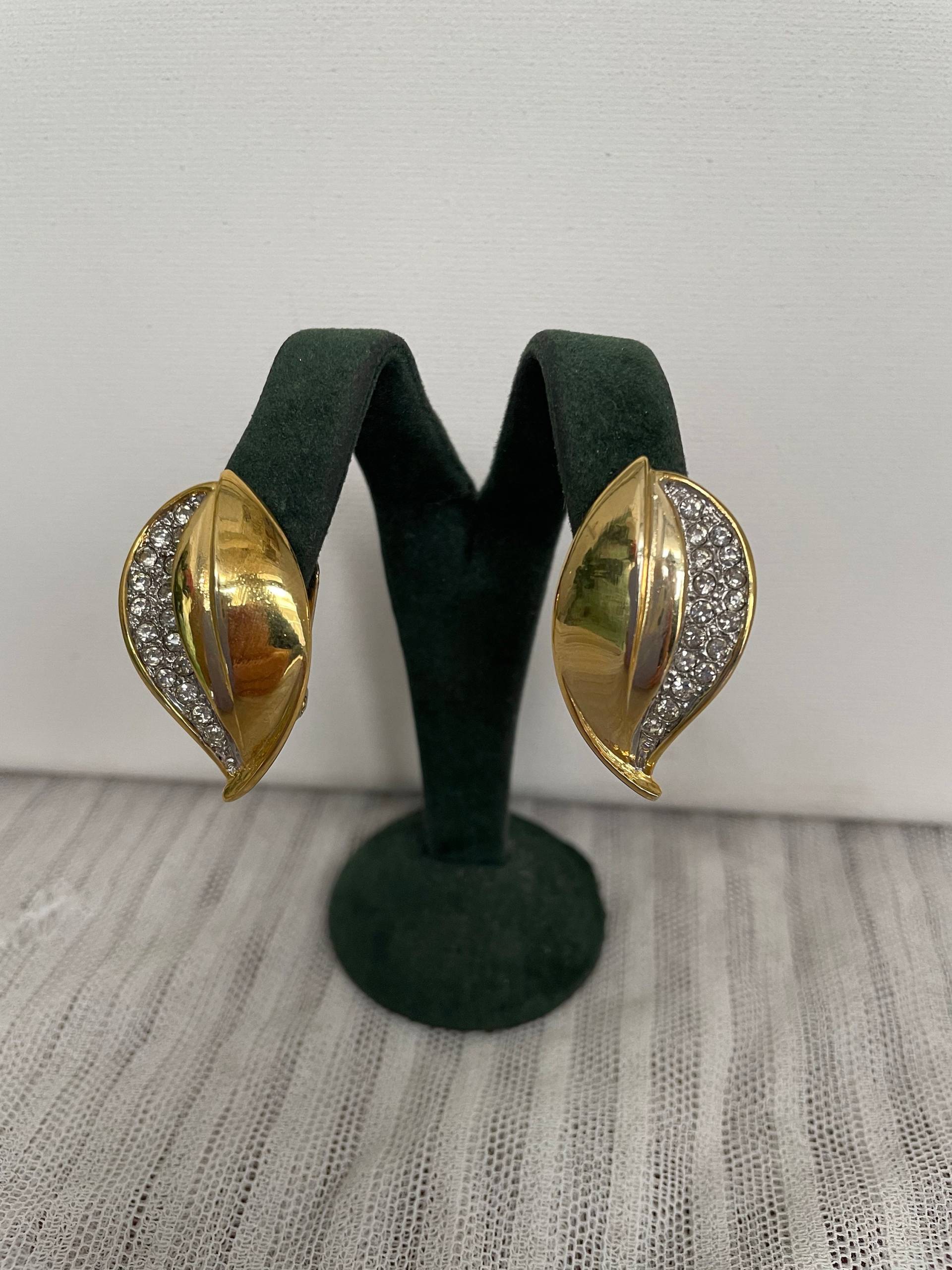 Vergoldete Vintage Blattförmige Statement Ohrclips Mit Klaren Strasssteinen 90S Deadstock Vergoldete Vintage Blattförmige Statement Ohrclips Mit Klaren Strasssteinen 90S Deadstock von DovimaBCN